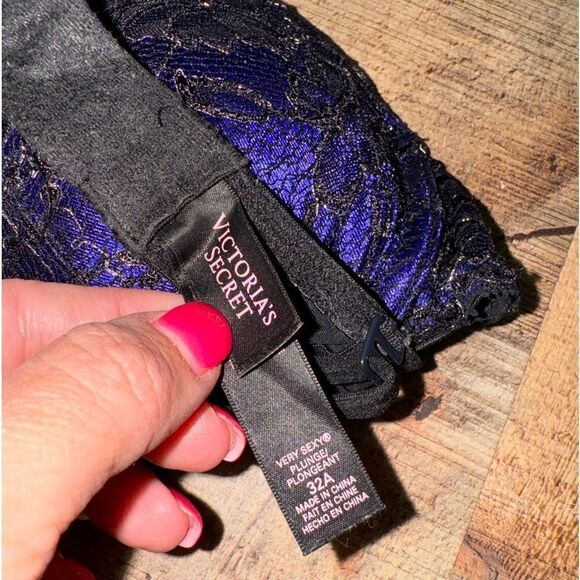 Victoria’s Secret very sexy plunge 32A - Picture 5 of 9